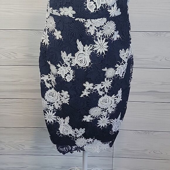 Banana Republic crocheted lace sheath dress - navy & white Women's Size 2 - Picture 3 of 13
